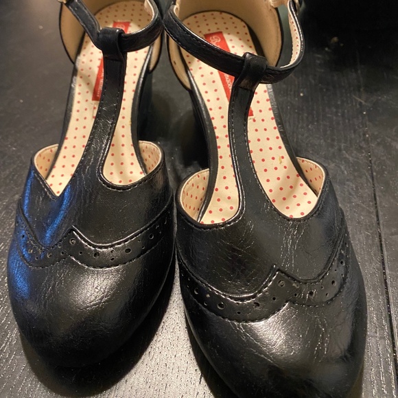 BAIT closed toed heels - 7.5 - Picture 1 of 3